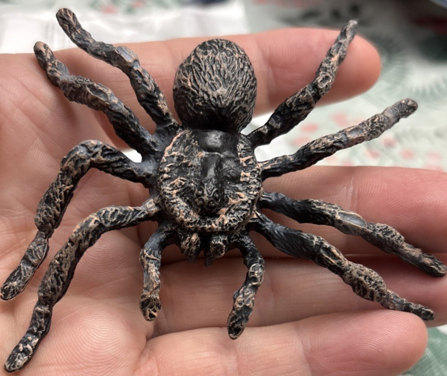 2 X Realistic Fake Spiders Halloween Decoration – Scary Prank Toy for Haunted