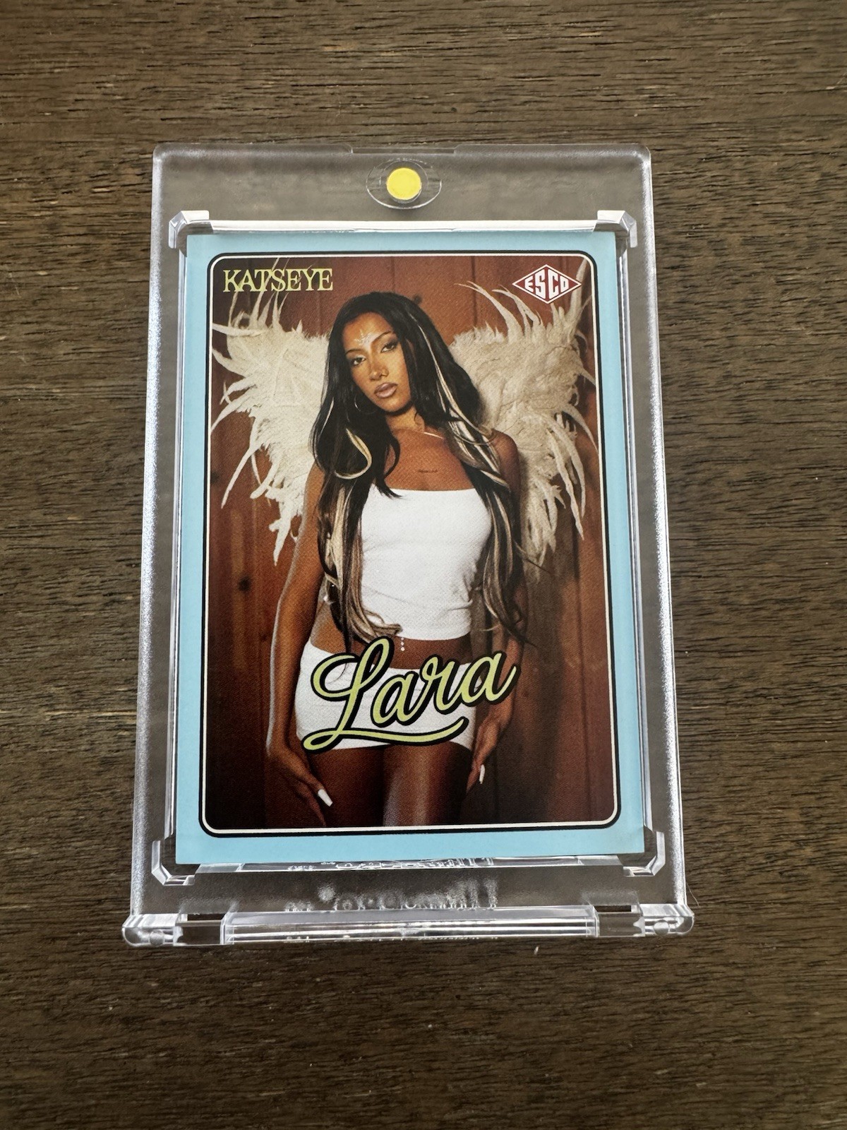 Lara /10 KATSEYE WILD FOIL GROUP HYBE x GEFFEN Card Serialized Foil #15 ESCO 