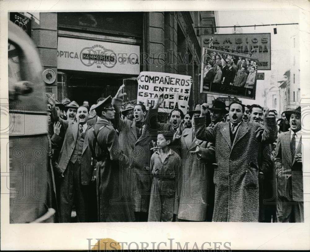 1945 Press Photo Chile Santiago's striking pickests for higher wages - nex80733