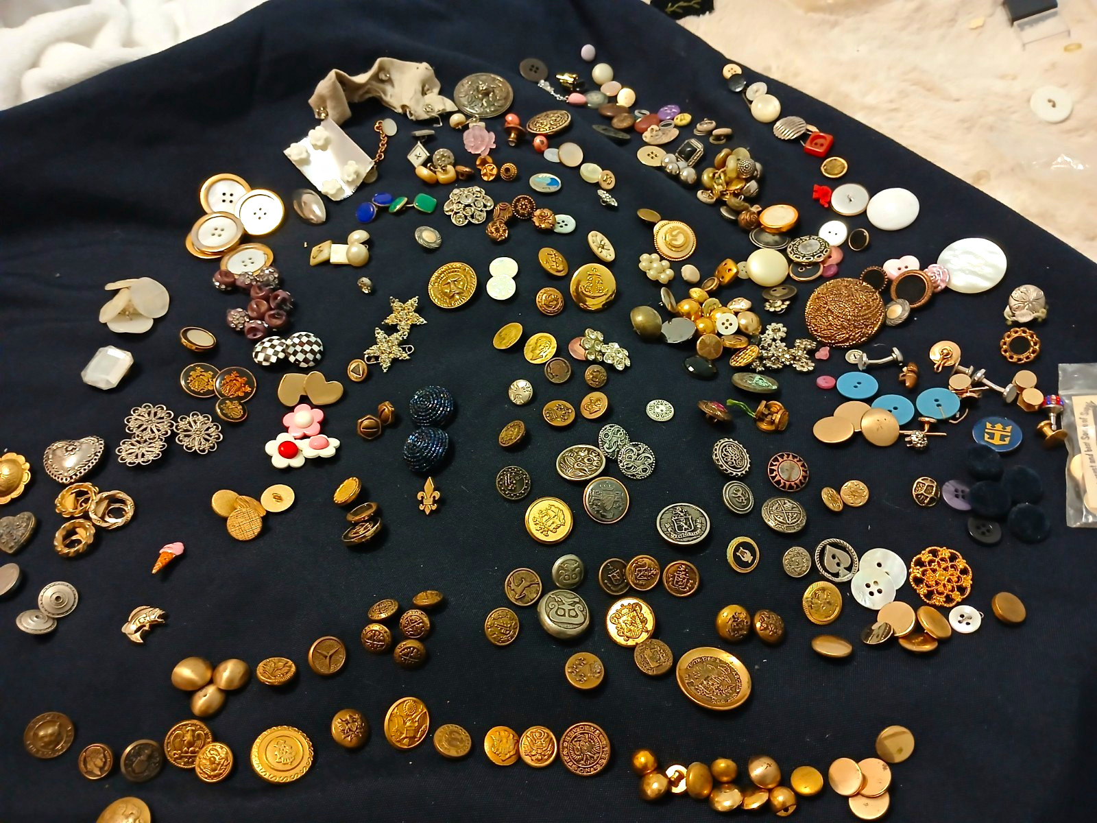 Vintage Button Lot HIGH END-Military-Victorian-Mother Pearl-Bakelite-Rhinestones