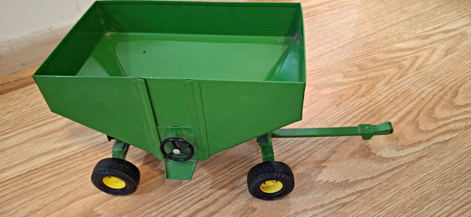 Ertl John Deere 1:16 scale Gravity Feed Wagon. • Model Line: The \