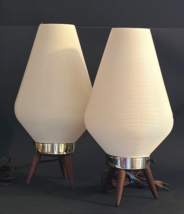 Vtg MCM Beehive OFF WHITE Table LAMP Pair TRIPOD Legs PLASTIC Ribbed 14\