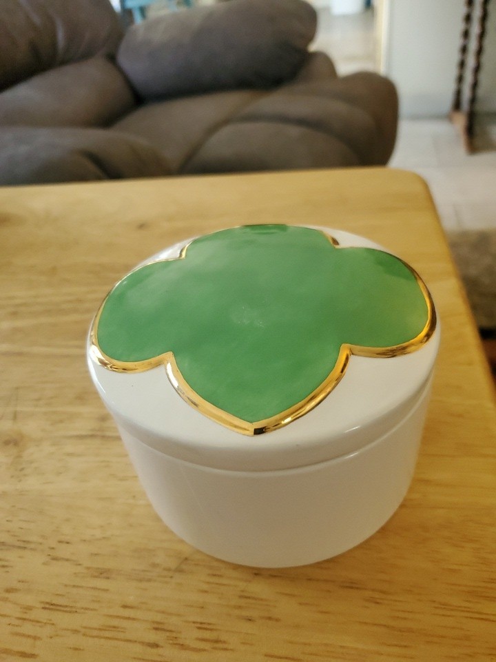 Girl Scouts Of AMERICA Ceramic White W/Green & Gold Trefoil Trinket Keepsake Box