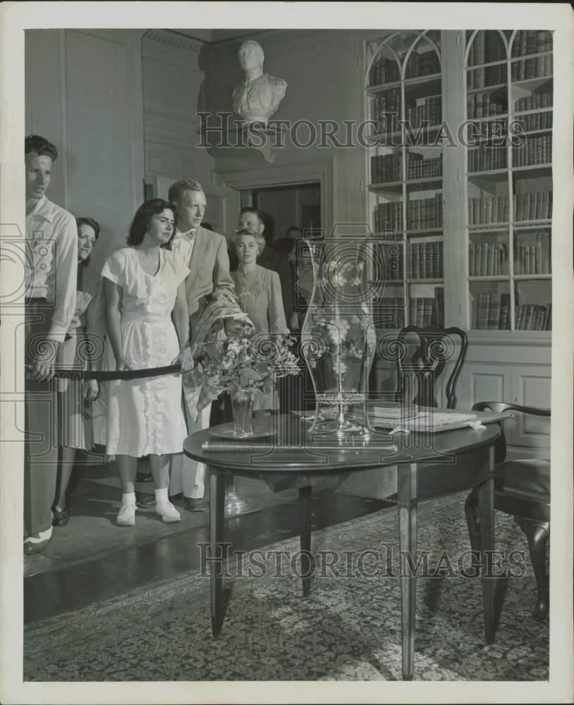 1947 Press Photo Visitors in George Washington\'s study room at Mansion House