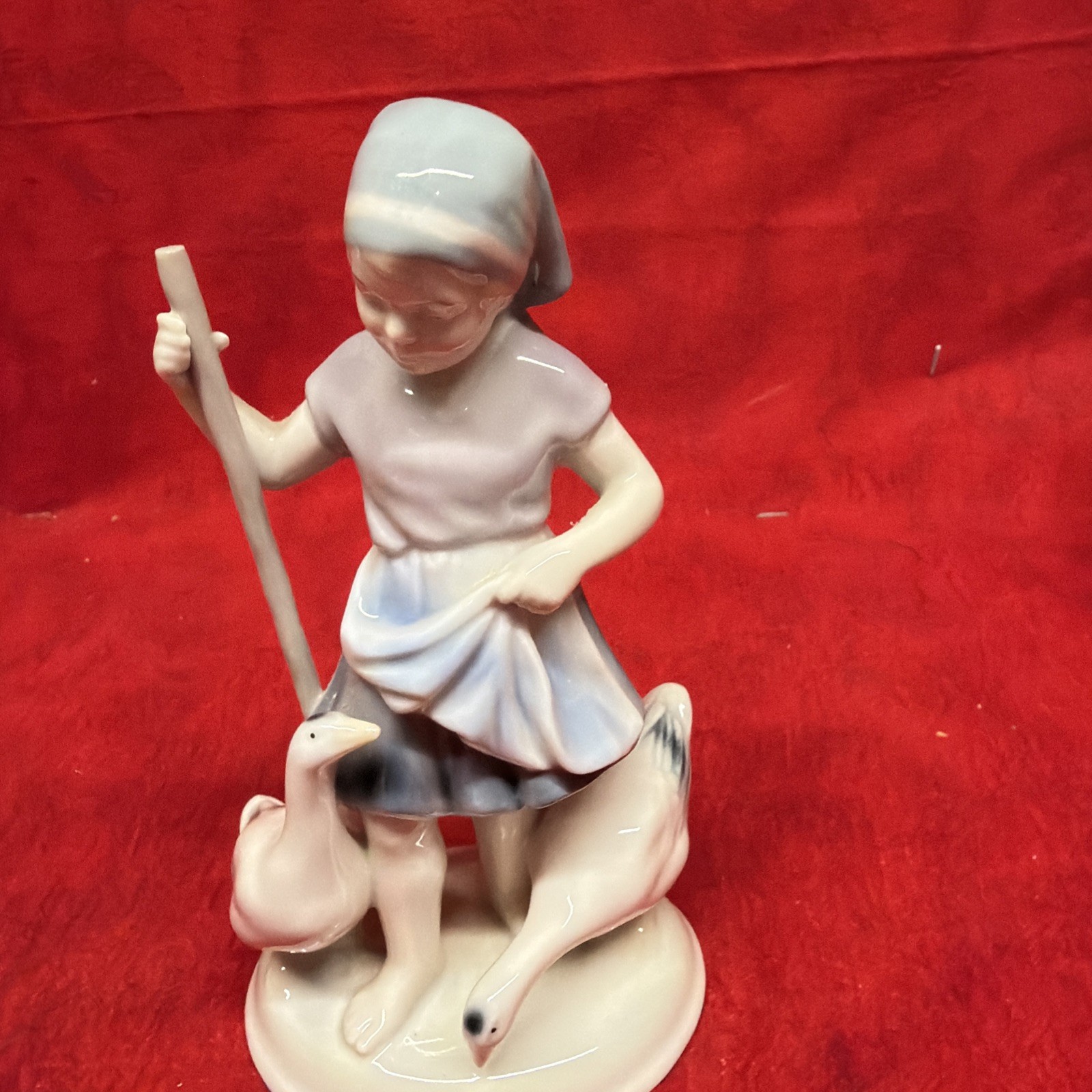 VINTAGE KUNSTPORZELLAN ILMENAU GDR YOUNG GIRL w/ GEESE FIGURINE