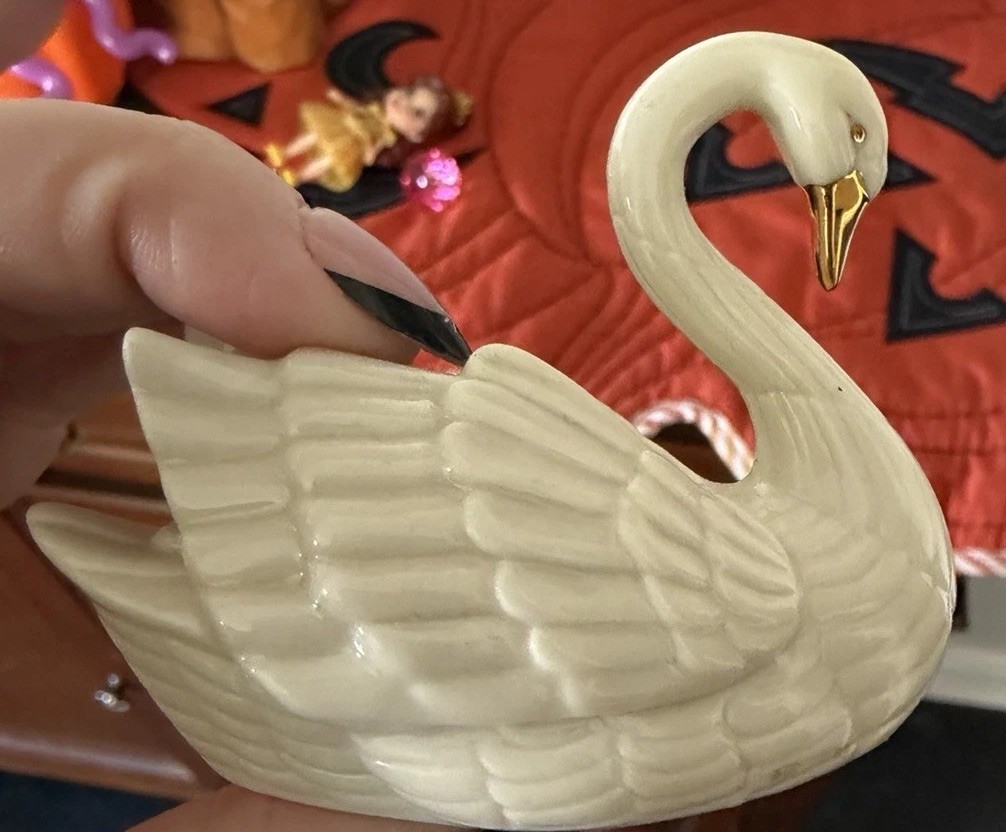 LENOX Ivory Porcelain Swan 24K Gold Beak & Eyes Place Card Holder Cake Topper 3