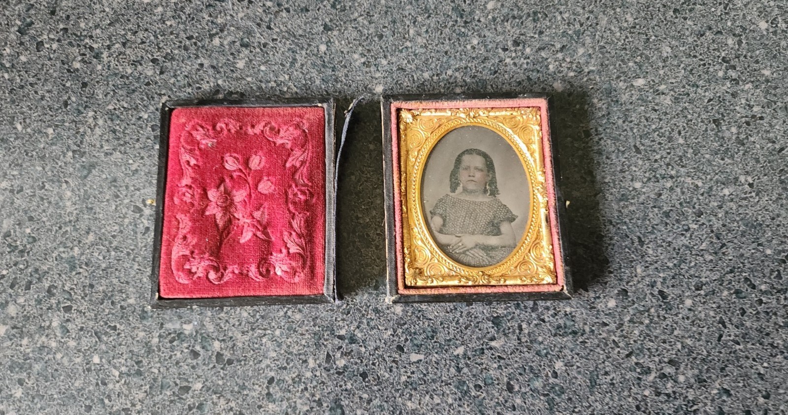 ANTIQUE AMBROTYPE PHOTOGRAPH OF YOUNG SMALL GIRL CHILD 1880\'s  2 3/8\