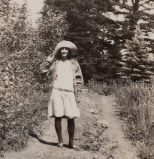 6Y Photograph 1928 El Paso Texas Pretty Woman Big Hat Portrait 