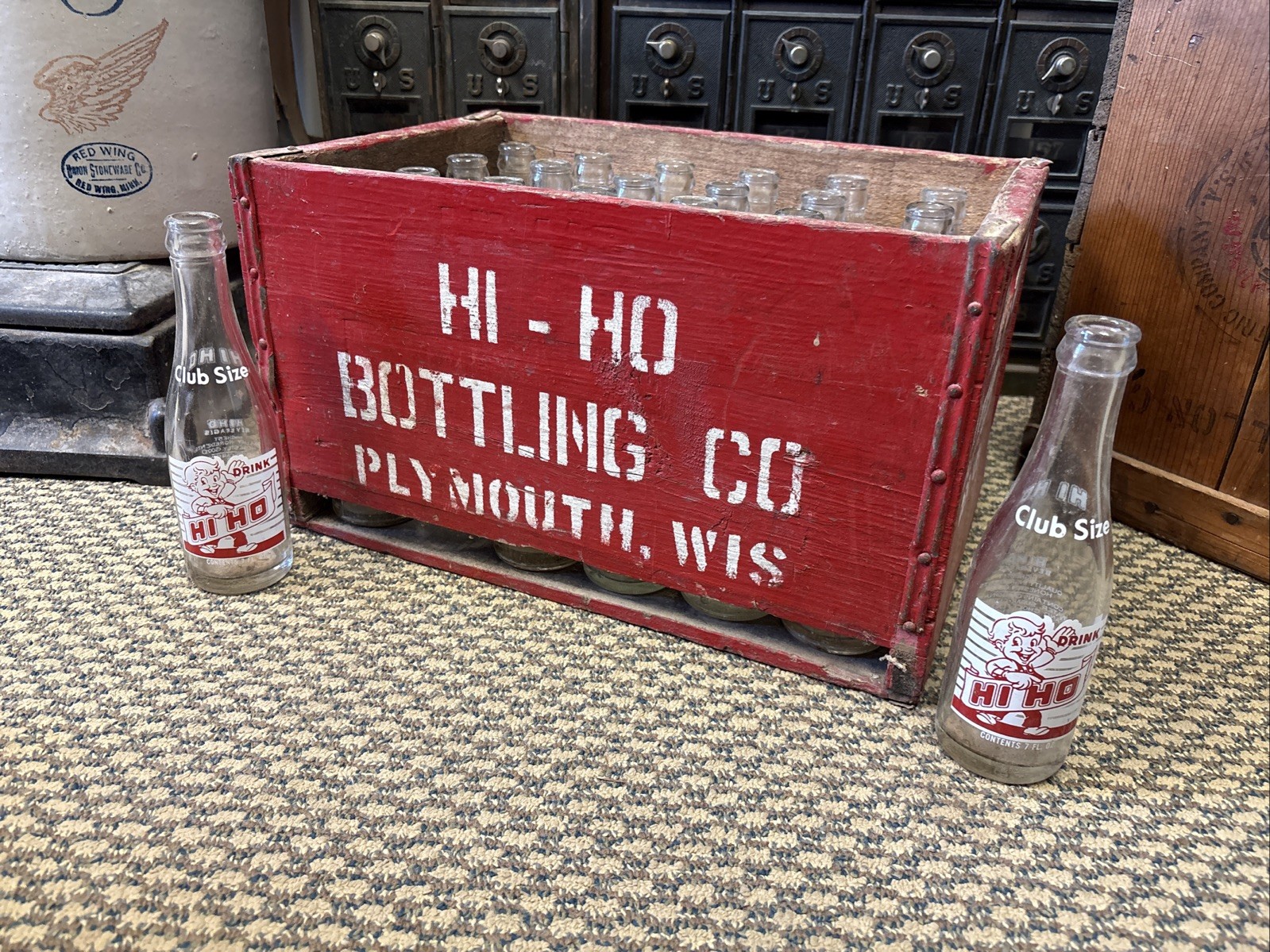 Wooden Soda Crate & Bottles Hi Ho Bottling Plymouth Wisconsin Box 7 Oz Club Size