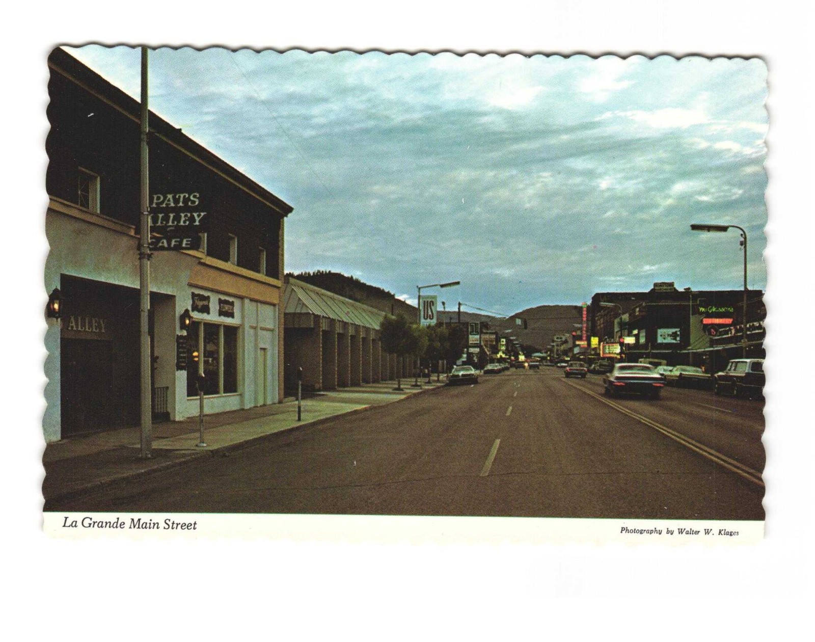 La Grande Main Street In wide open spaces of north east Oregon VTG postcard UNP