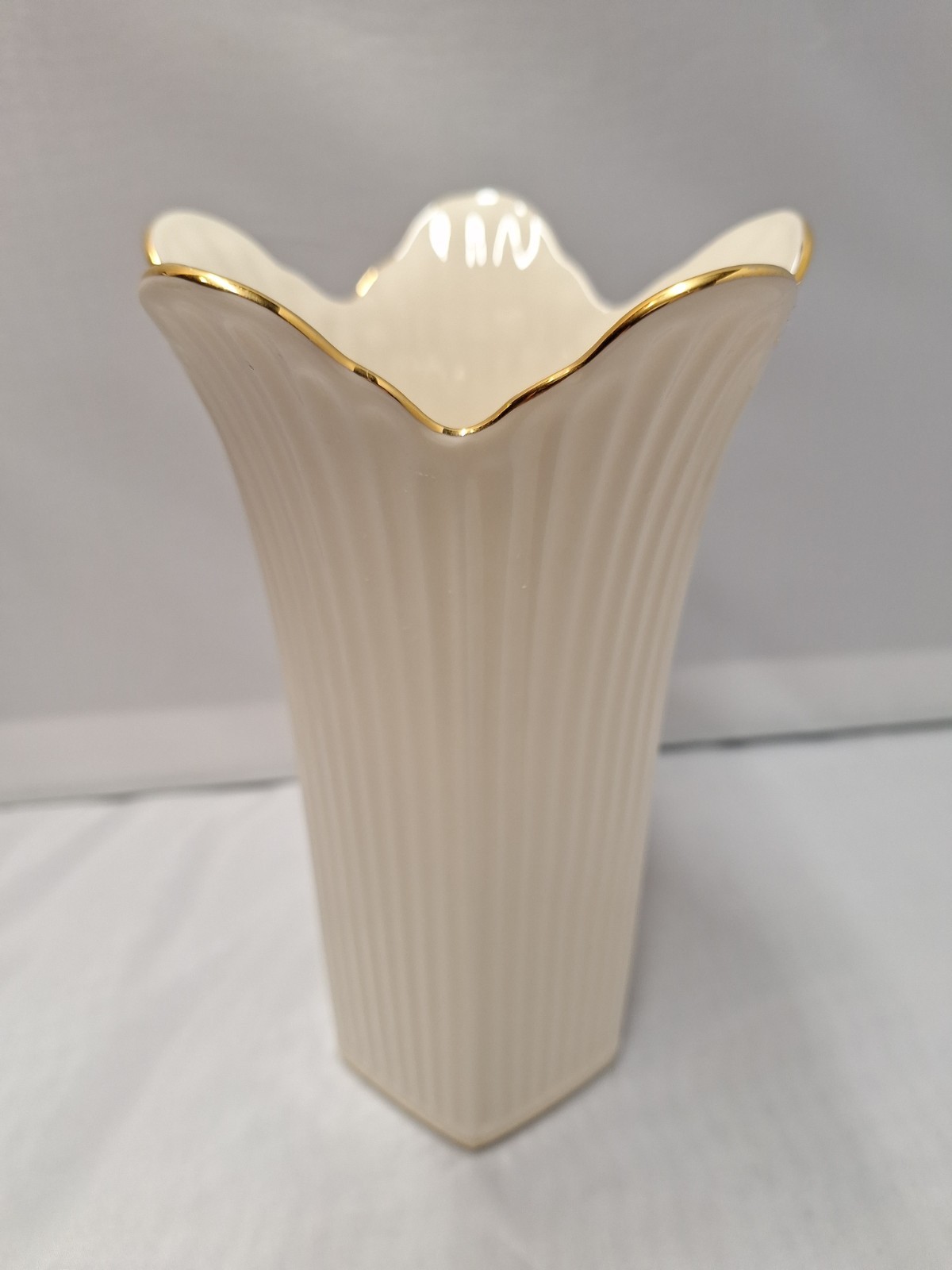 Lenox Meridian Vase  Ribbed Pentagon Base W/ 24K Gold Trim Fluted Rim 7.5” Read