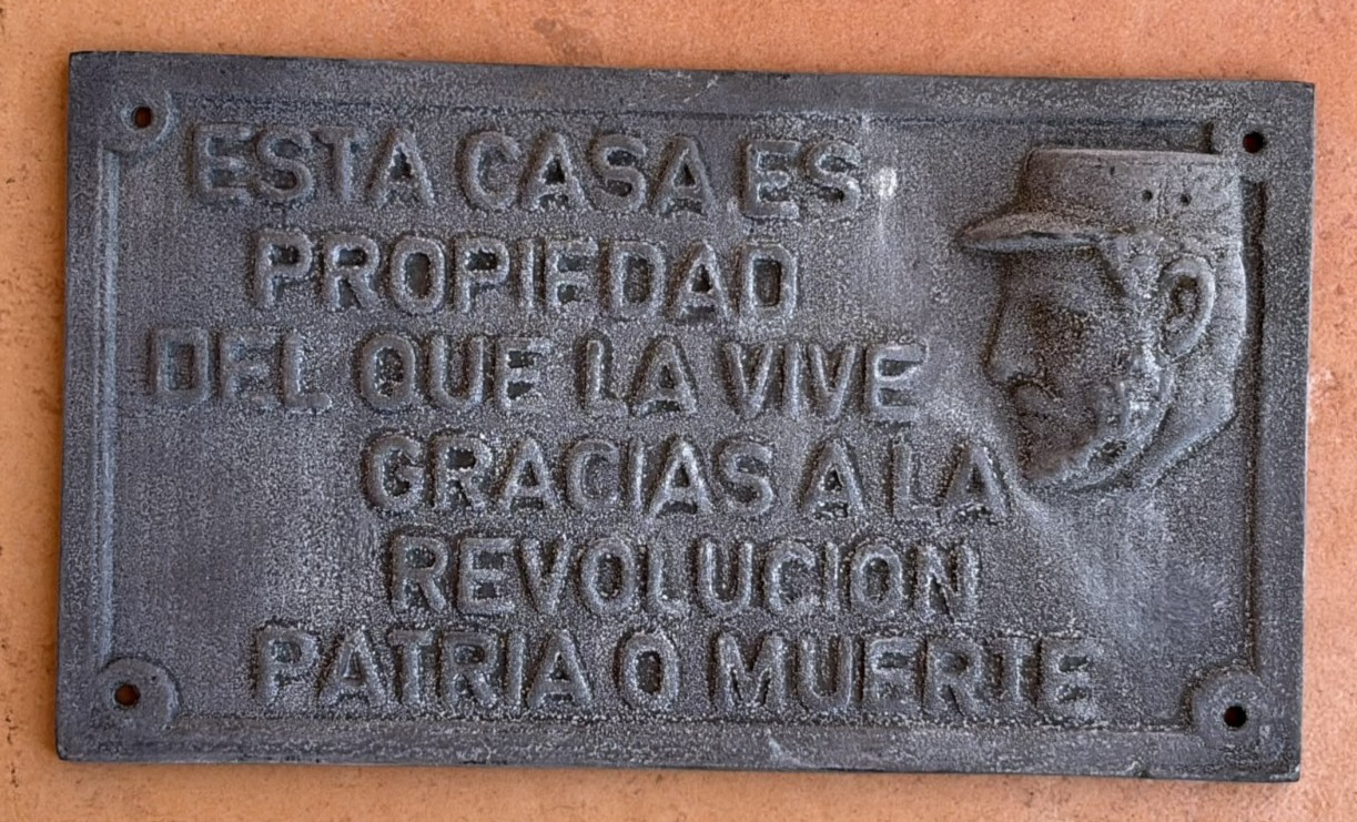 FIDEL CASTRO PLAQUE TOPPER DOOR PROPERTY IS OF WHO LIVES THANKS REVOLUTION