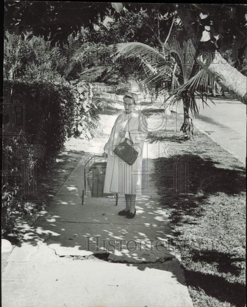 1961 Press Photo Retired Woman Runs Errands, Dade - lrs26188