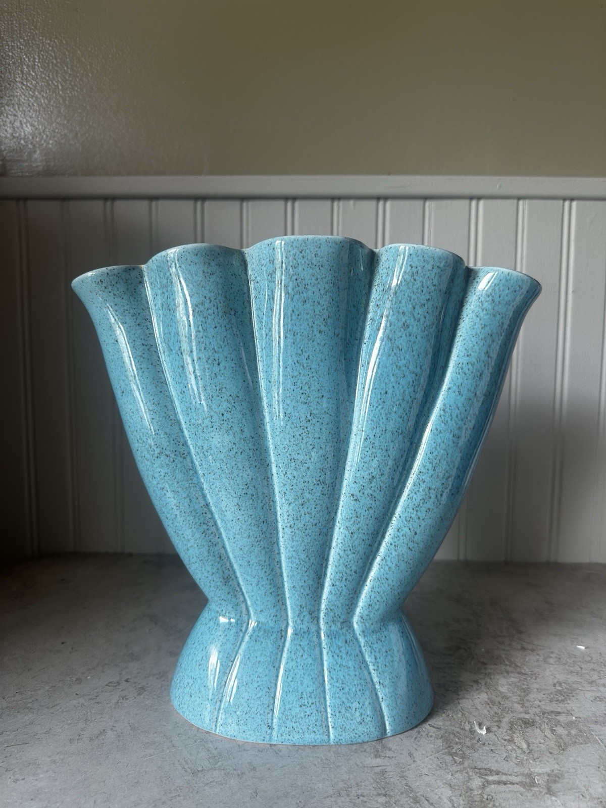 Red Wing 416 Nile Blue Speckle Glaze Gladiolus Scallop Mid Century Vase Vintage
