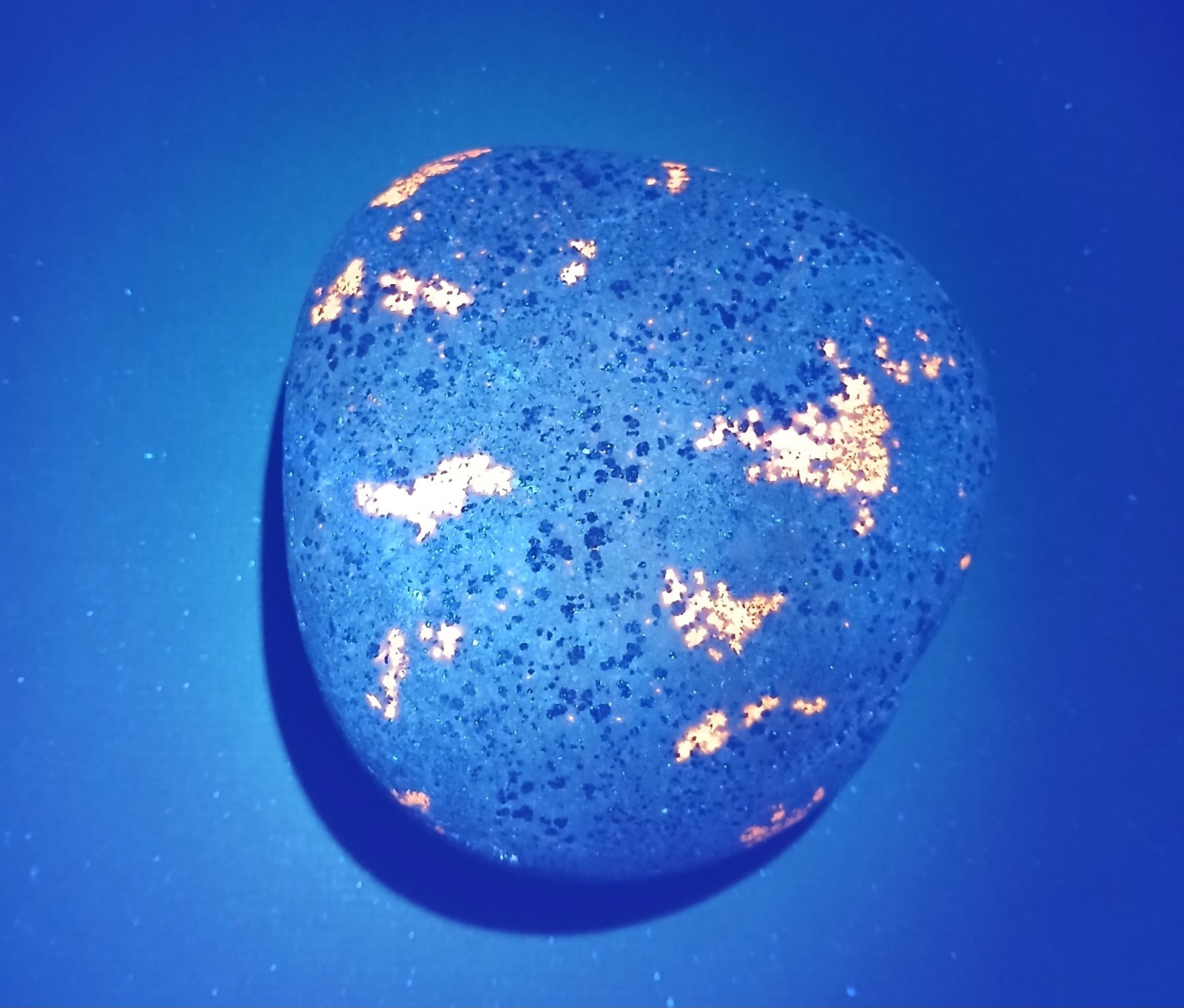 Yooperlite Fluorescent Sodalite -   14.2 oz.  A Big Bright Lake Superior Stone