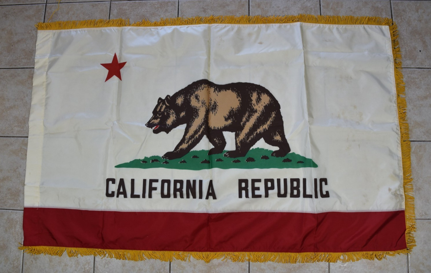 Vintage Dettra Dura-Lite Nylon California Republic State Flag Bear Fringed 3x5\'