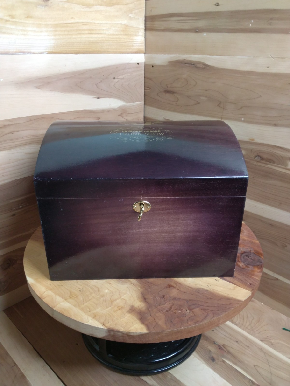 Collectible La Gloria Cubana Cigar Humidor 2015 Series  Dark Wood