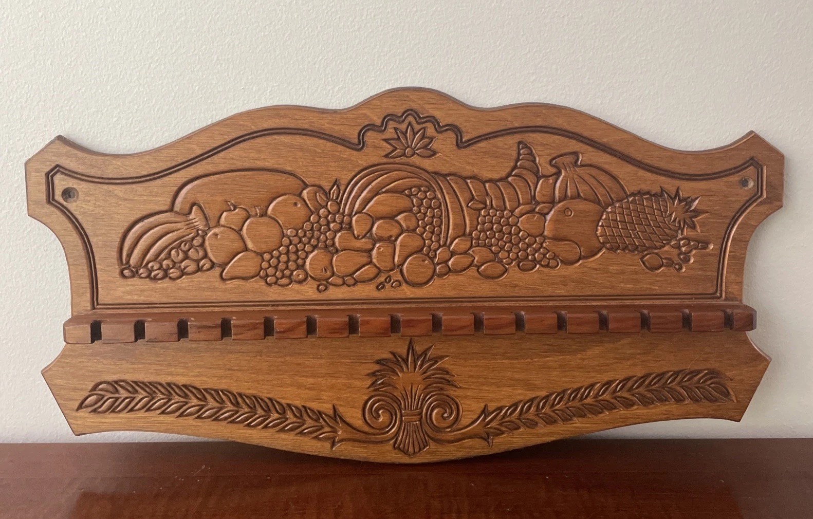 VTG Wooden Spoon Hankie Doily Wall Display Rack Cornucopia Etched 16 Slots