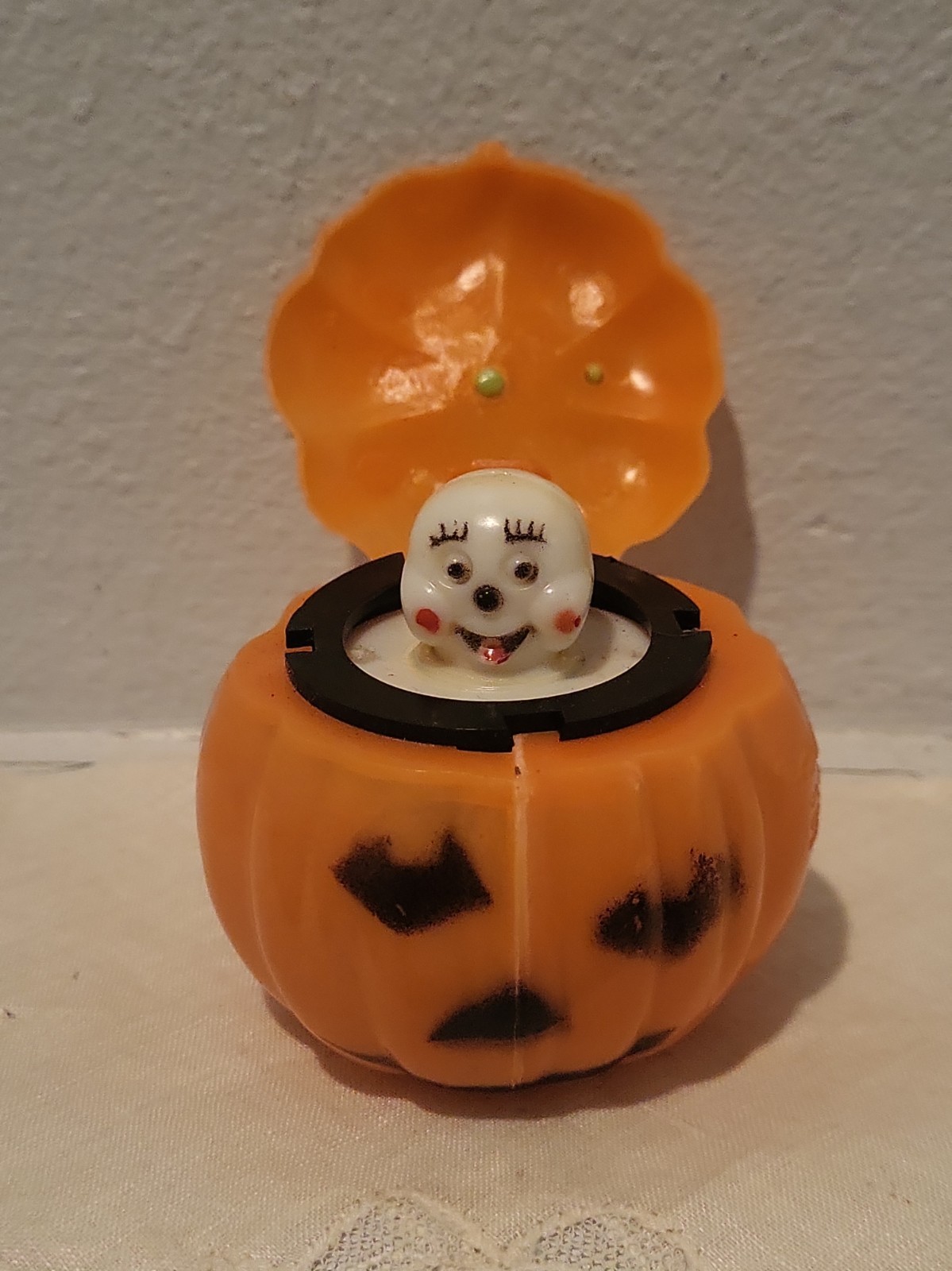 Vintage Fun World Halloween Jack-O-Lantern Pumpkin Pop Up Ghost Plastic Toy Read
