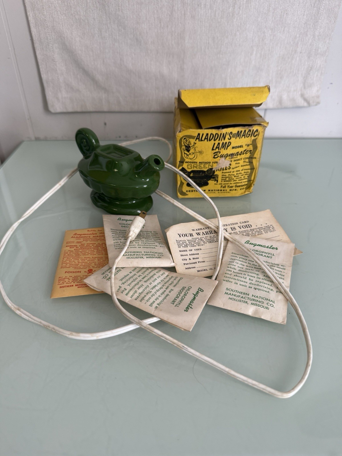 Vintage Aladdin's Magic Lamp Bugmaster Electric Ceramic Insect Control in Box