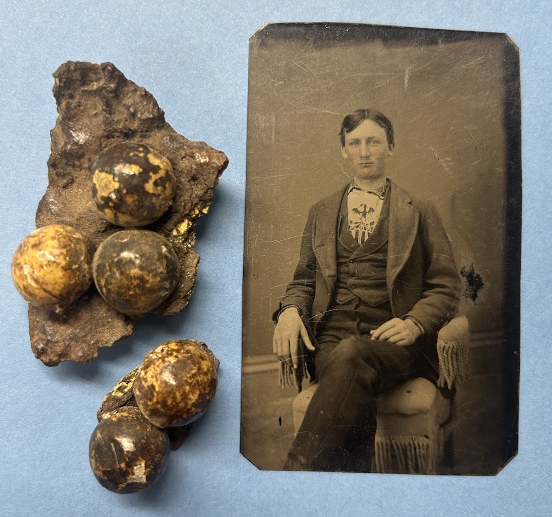Antique Civil War Tintype Soldier With Embroidered Eagle Shield Cravat & Relics