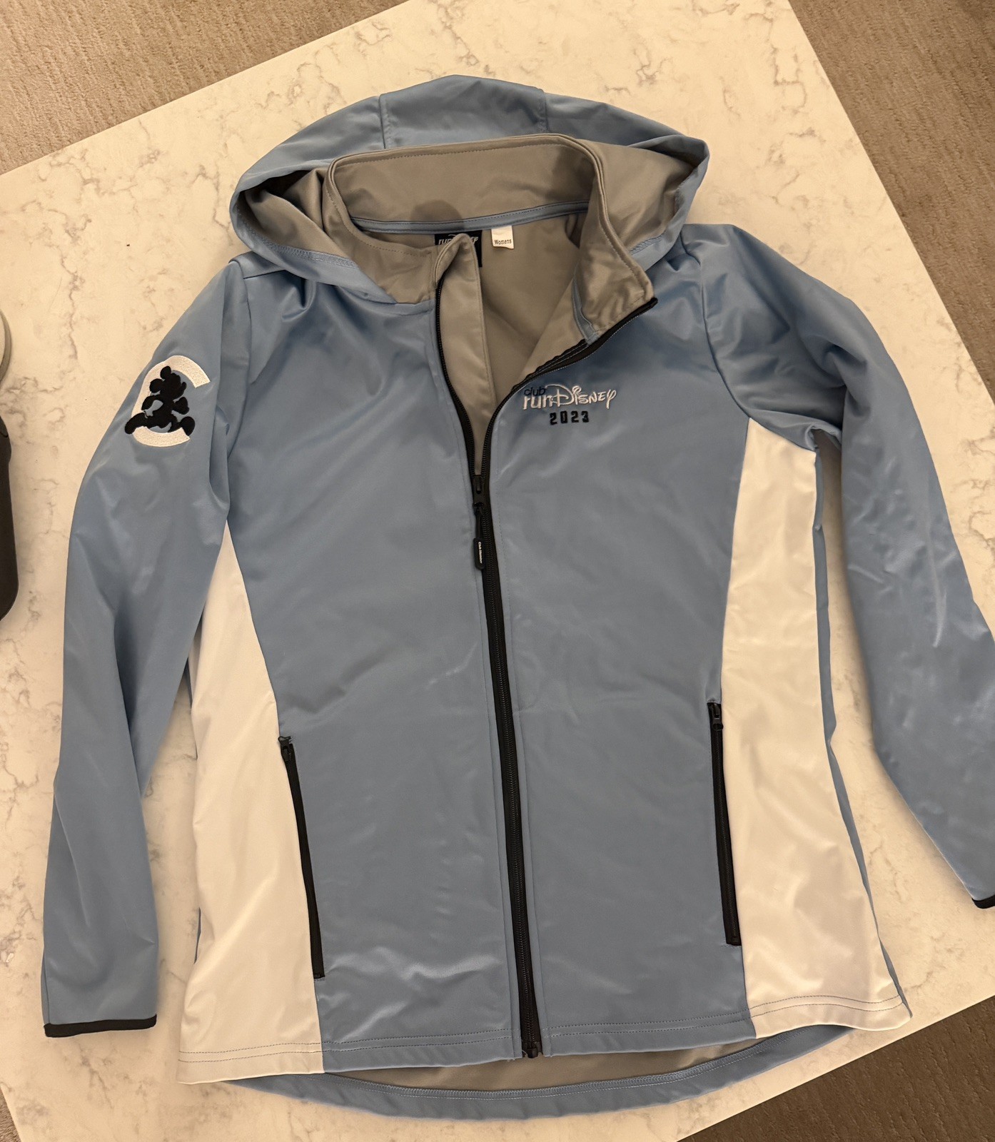 runDisney Club Hooded Jacket 2023 Adult Medium New Never Worn