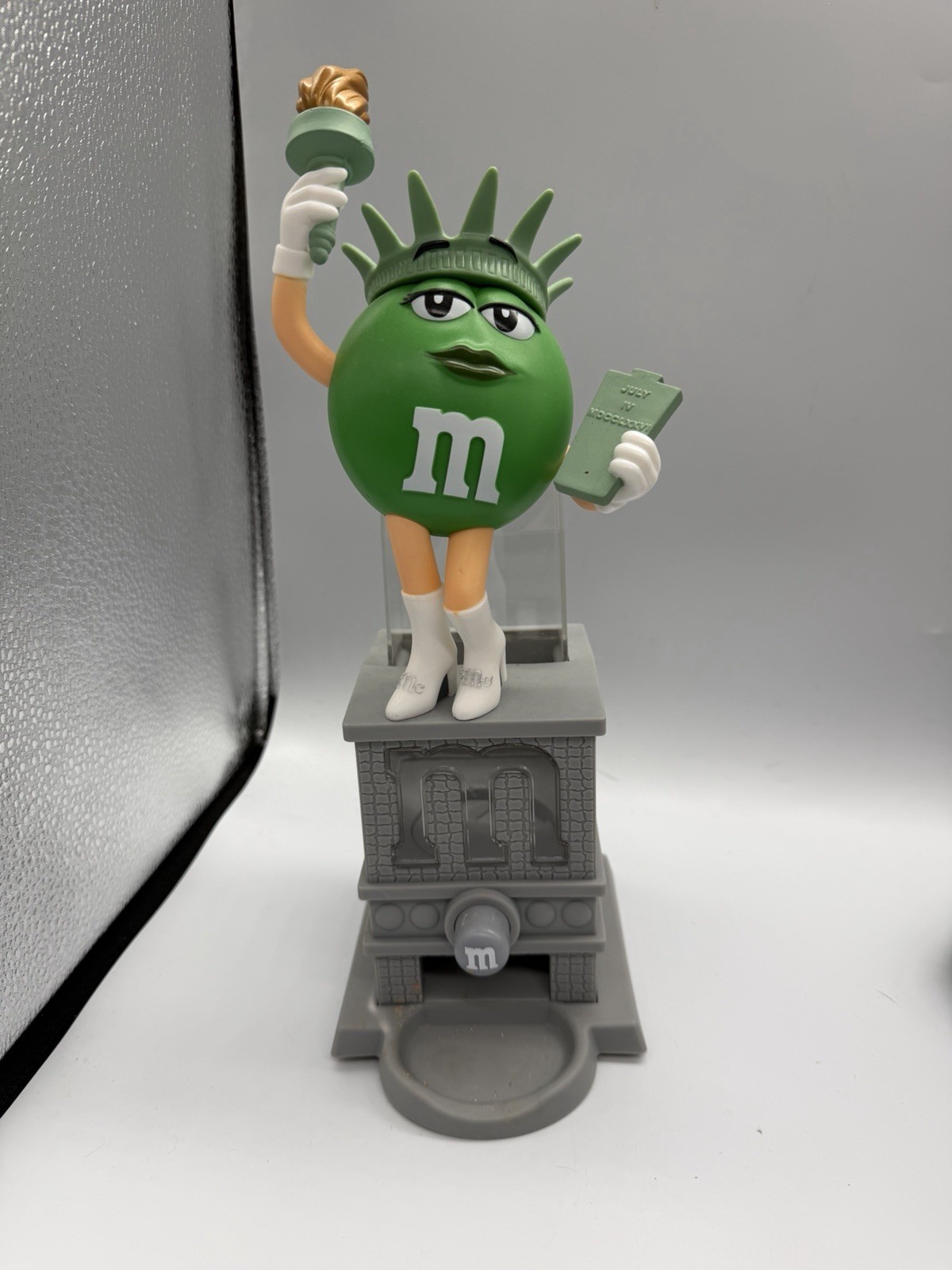 VINTAGE M&M's MM WORLD STATUE OF Ms. LIBERTY DISPENSE M&M's LADY GREEN
