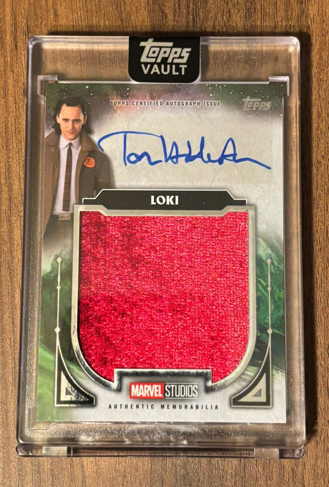 2026 Topps Marvel Vault Tom Hiddleston Loki's Palace Throne Relic Auto /50 Hit