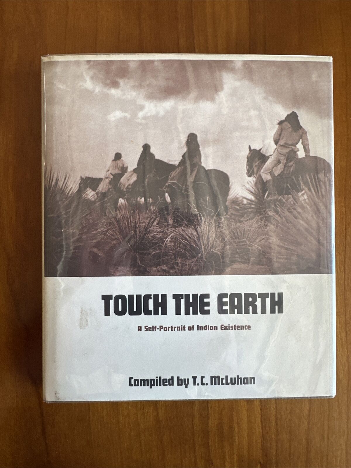 Touch the Earth by T.C. McCluhan 1972 A Self Portrait Of Indian Existence HC DJ