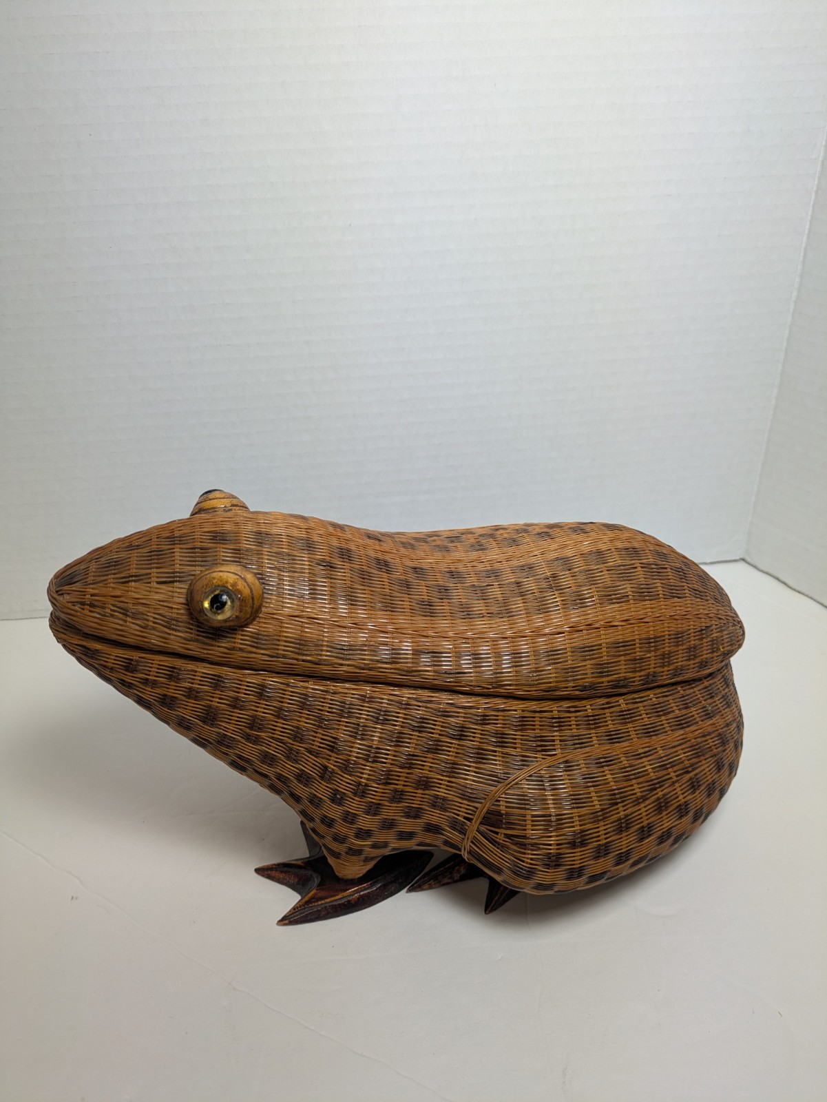Vintage Chinese Wicker Frog Trinket Box.