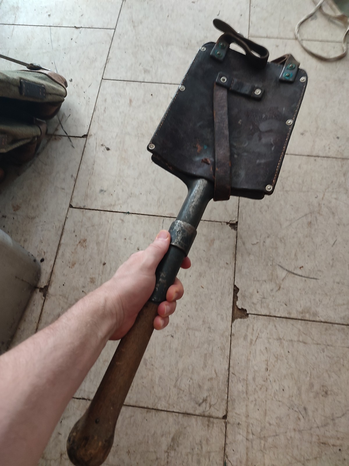 Model WW2 1938 SWISS ARMY 🪖 shovel with genuine leather date stamped. 💯%