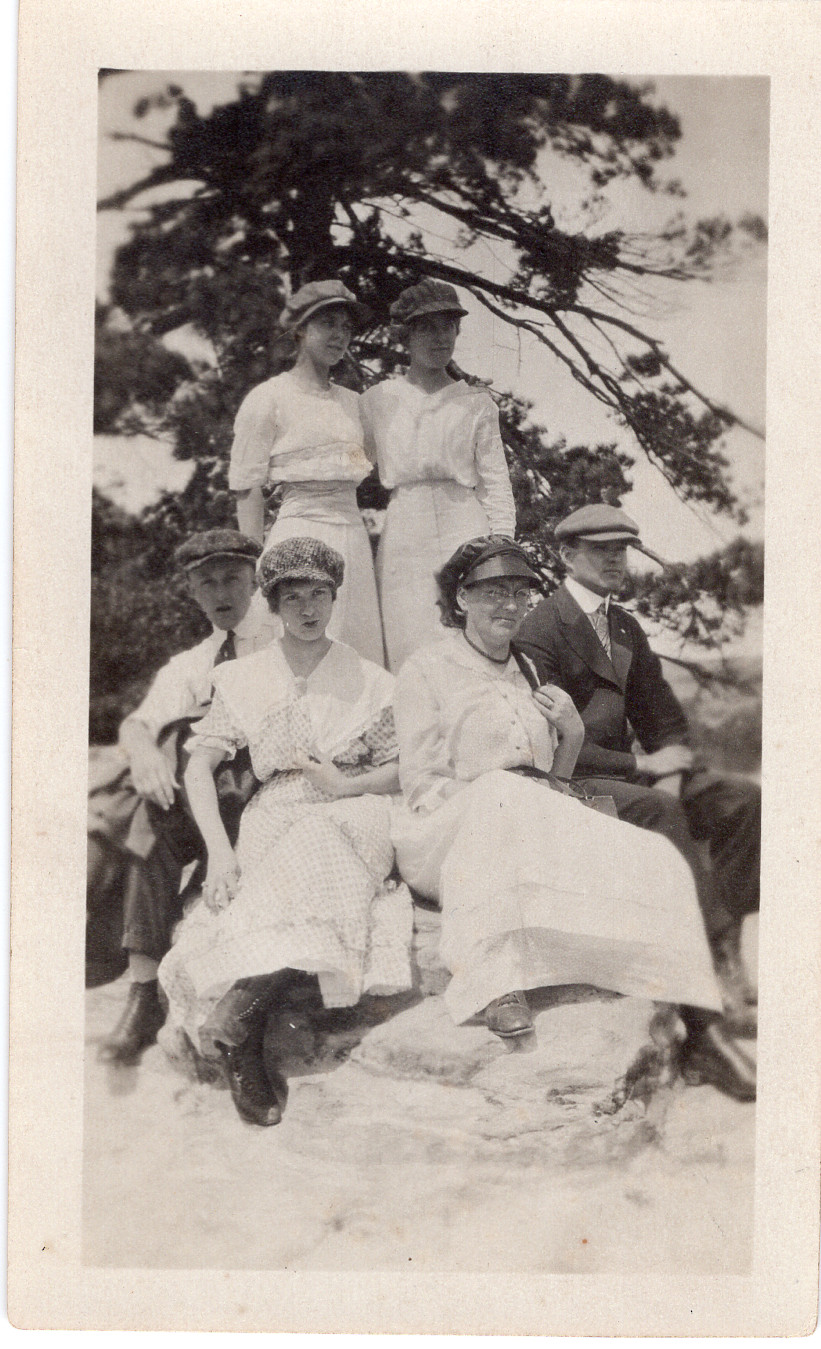 Antique 1920s, Snapshot Photo Family in Periods Clothes 2.75\