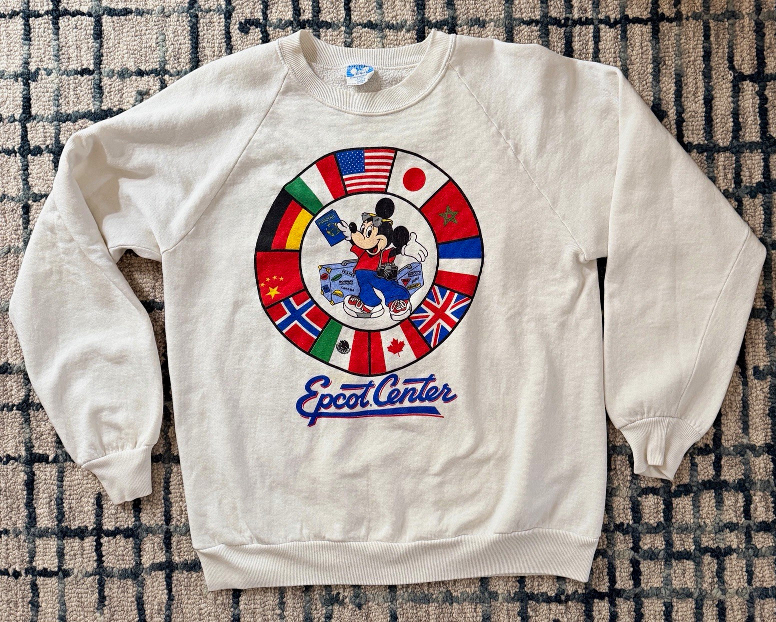 Vintage Disney Epcot Center Mickey Mouse World Flags Sweatshirt Large USA