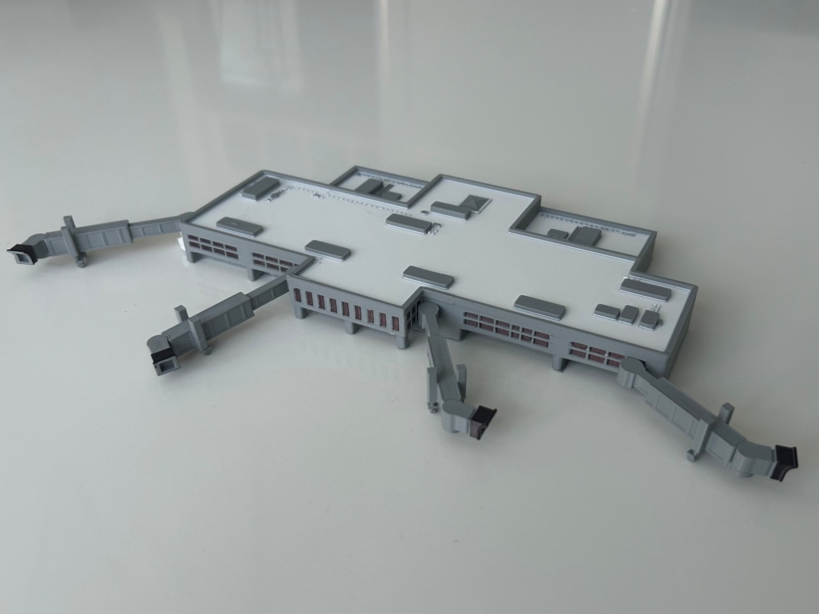 1:400 Scale Model Airport Terminal With 4 Adjustable Jetbridges.