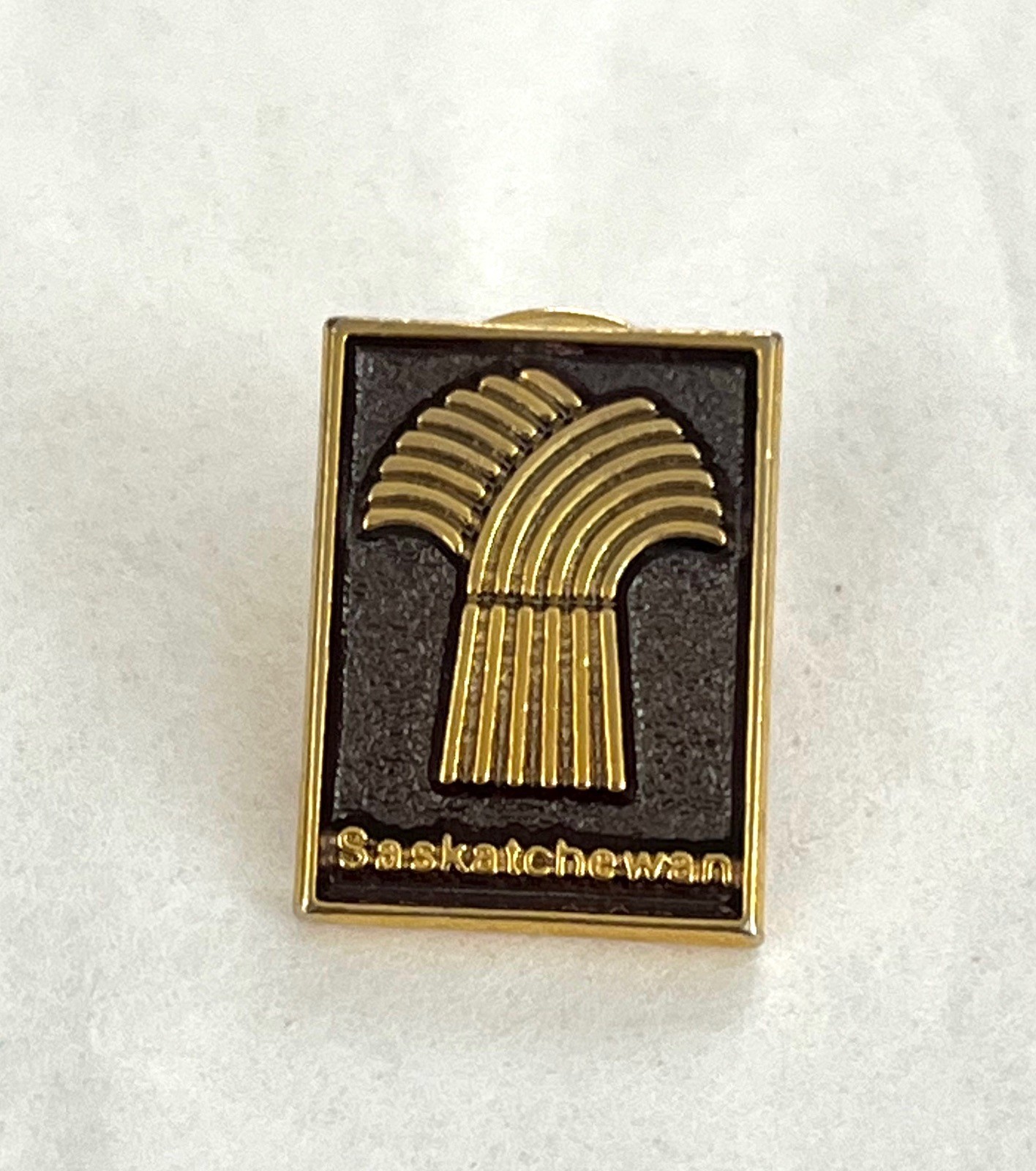 Vintage Canada Saskatchewan Province Symbol Wheat Sheaf Gold Lapel Hat Pinback