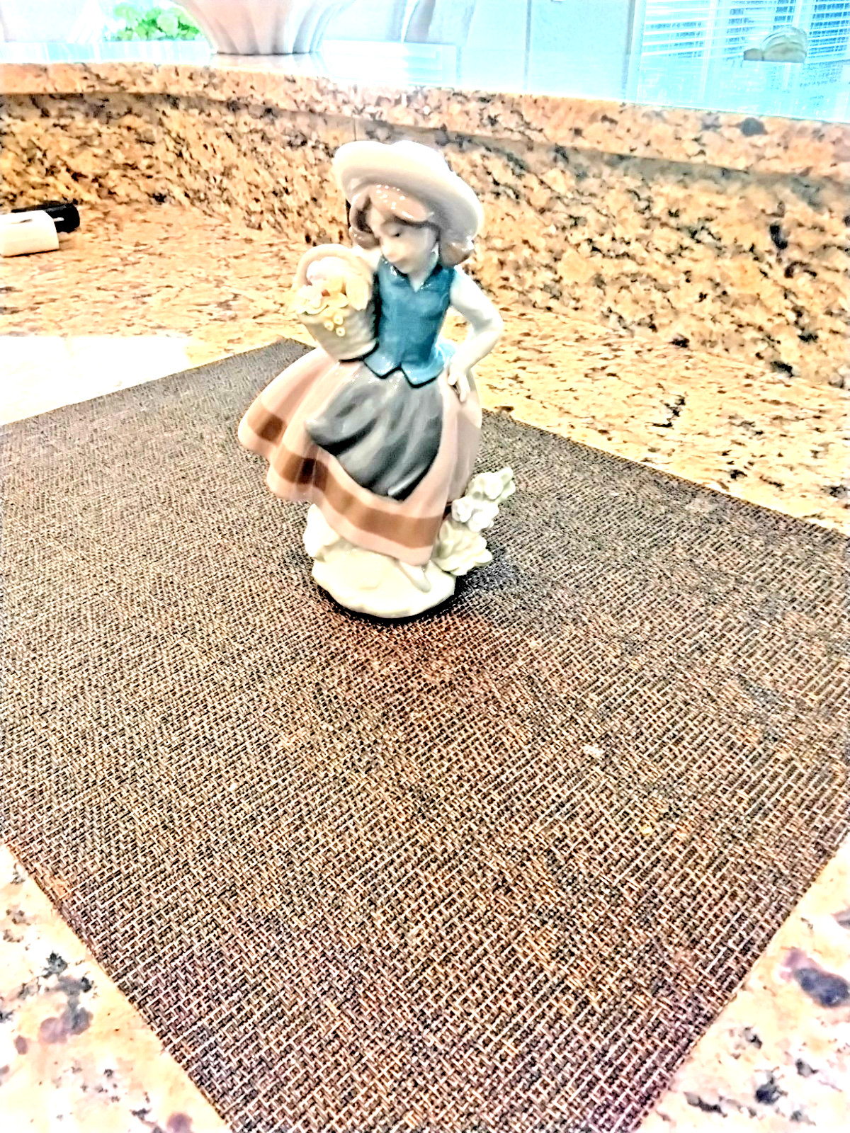 Lladro #5221 Sweet Scent Figurine Girl w/ Flower Basket Spain Mint Condition