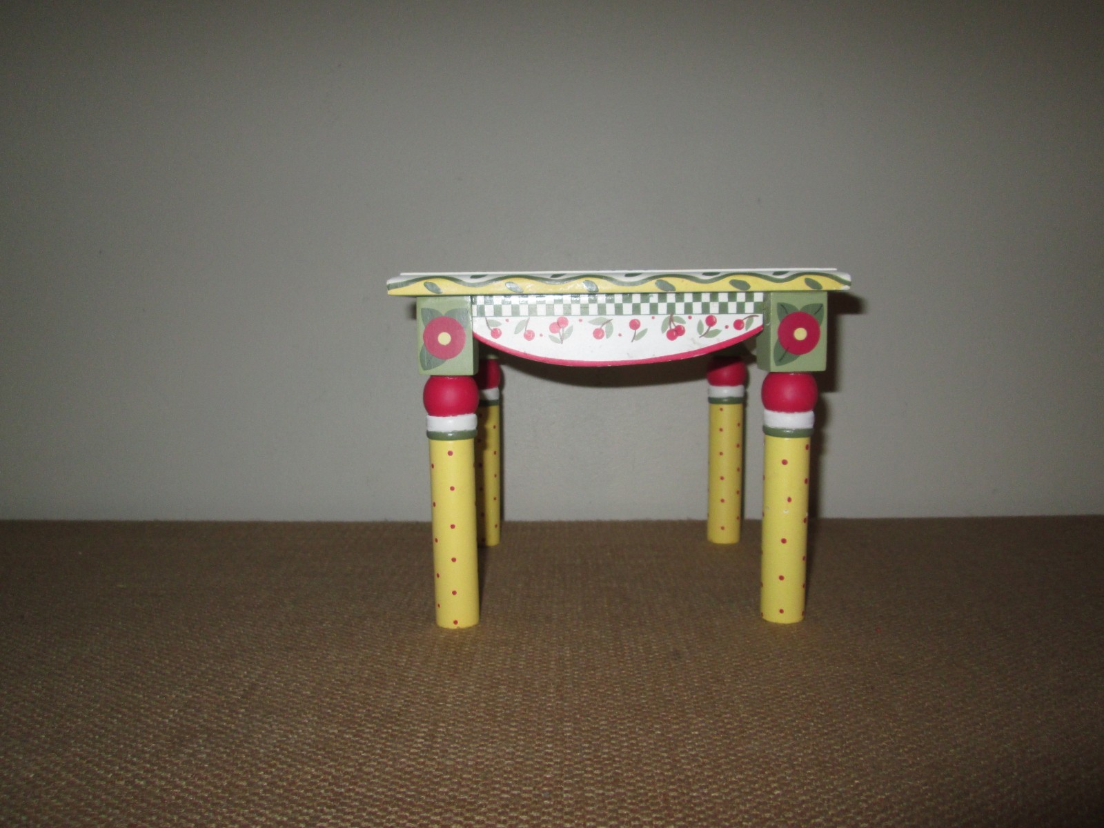Vtg 1999 Enesco MARY ENGELBREIT Small Table Plant Stand Riser Yellow w Cherries