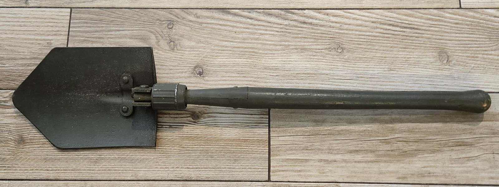 WWII US M1943 Folding Shovel Entrenching Tool – 1944 WOOD Co. Stamped – VINTAGE