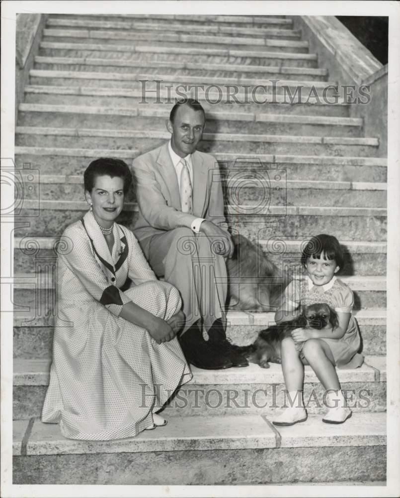 1954 Press Photo Thomas Knox poses with his family - lra33877