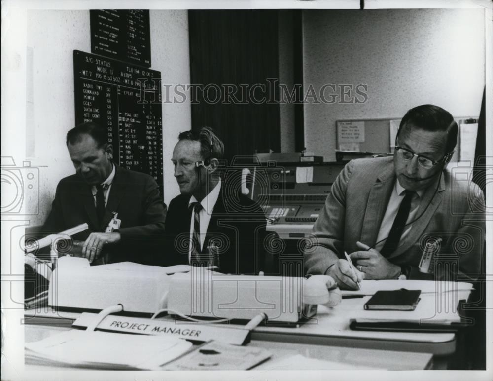 1965 Press Photo Pasadena Calif Checking progress of Nasa's Mariner Spacecraft