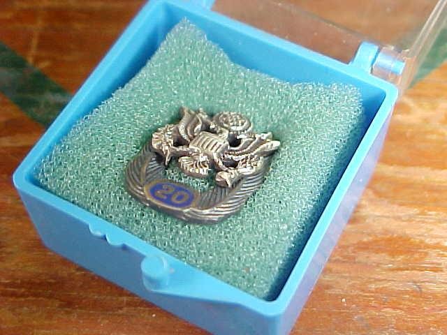 Vintage US 20 YEAR SERVICE Sterling Pin AIR FORCE Military Wings NIB