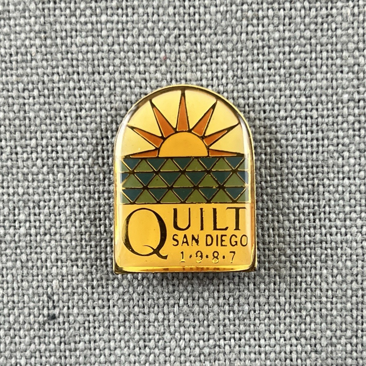 Vintage Quilt San Diego 1987 Enamel Pin Gold Tone Sun Souvenir Quilting