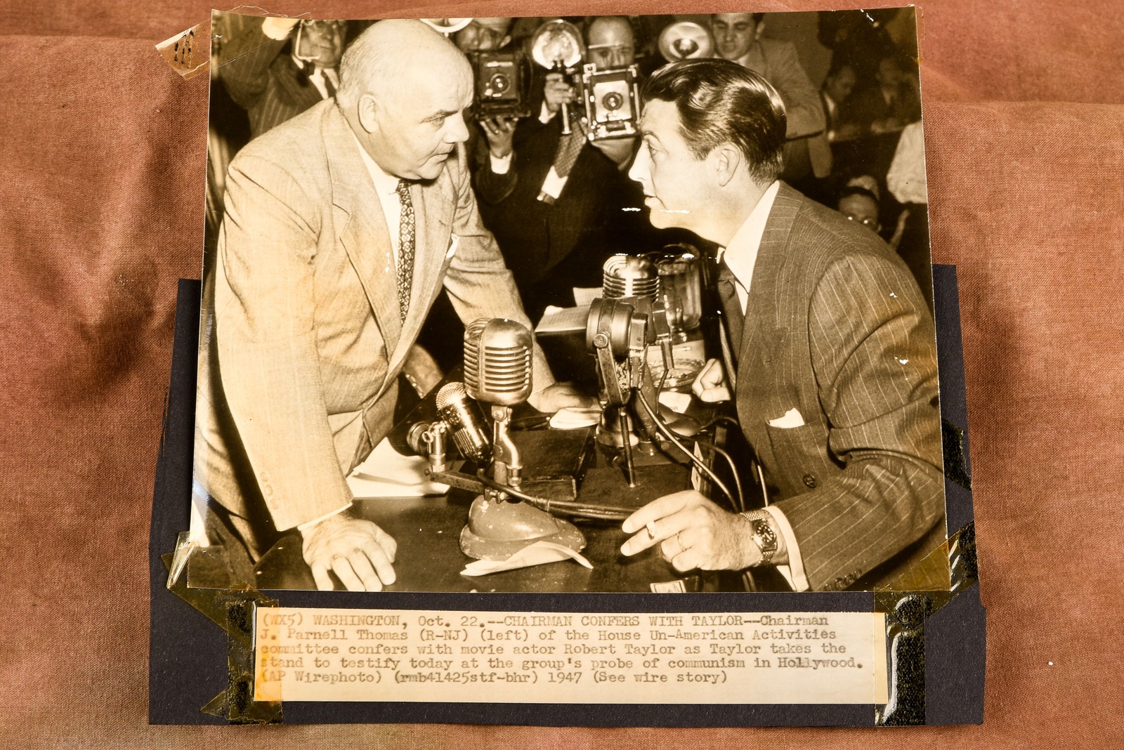 Robert Taylor HUAC Hollywood Communism Hearing D.C. 7¾x7¼ 1947 AP Wire Photo V35
