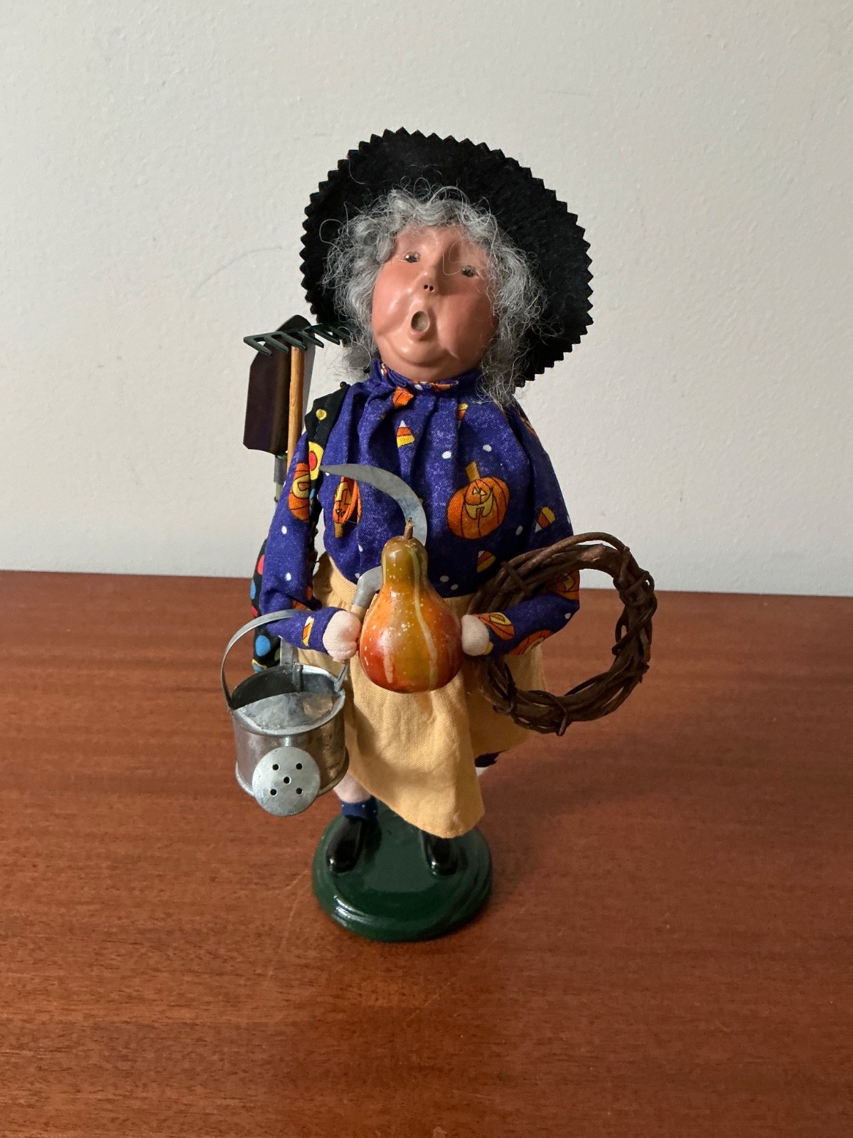 Byers Choice RARE 2007 Bow Legged Garden Witch - VHTF - Signed by Joyce Byers