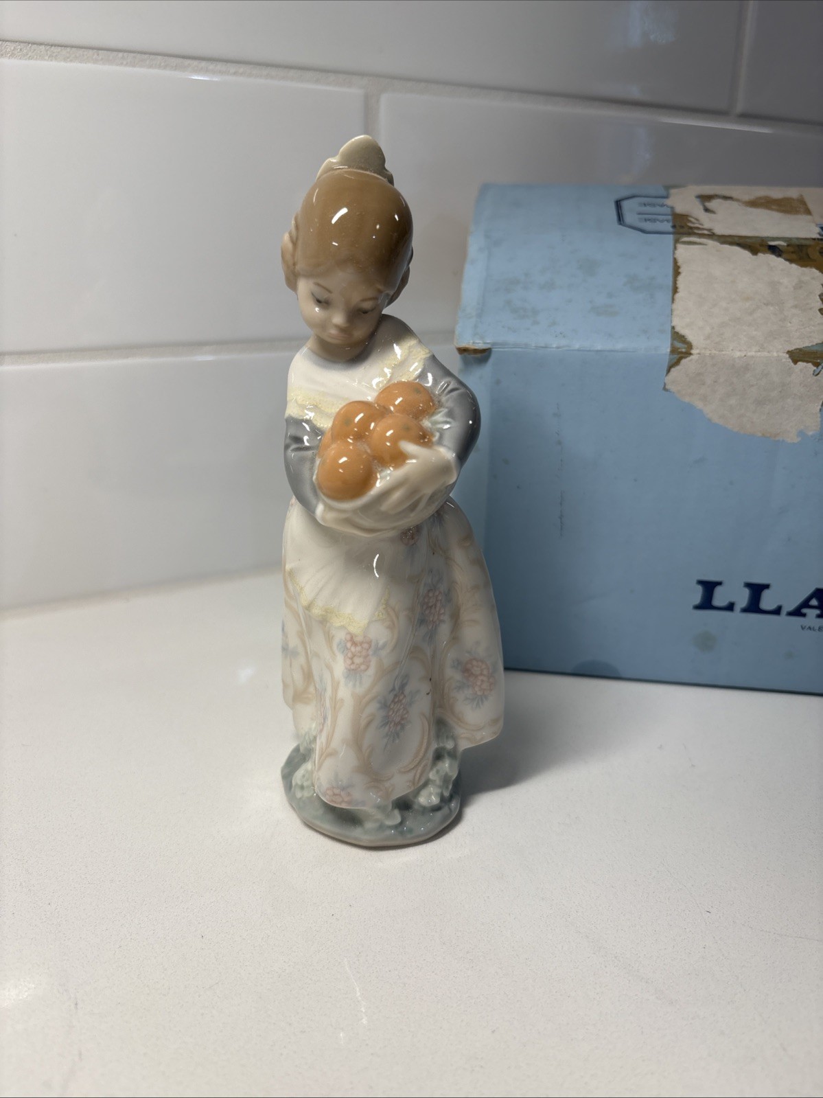 Lladro Valencia Girl With Oranges Mint Condition Retired Porcelain Figurine 4841