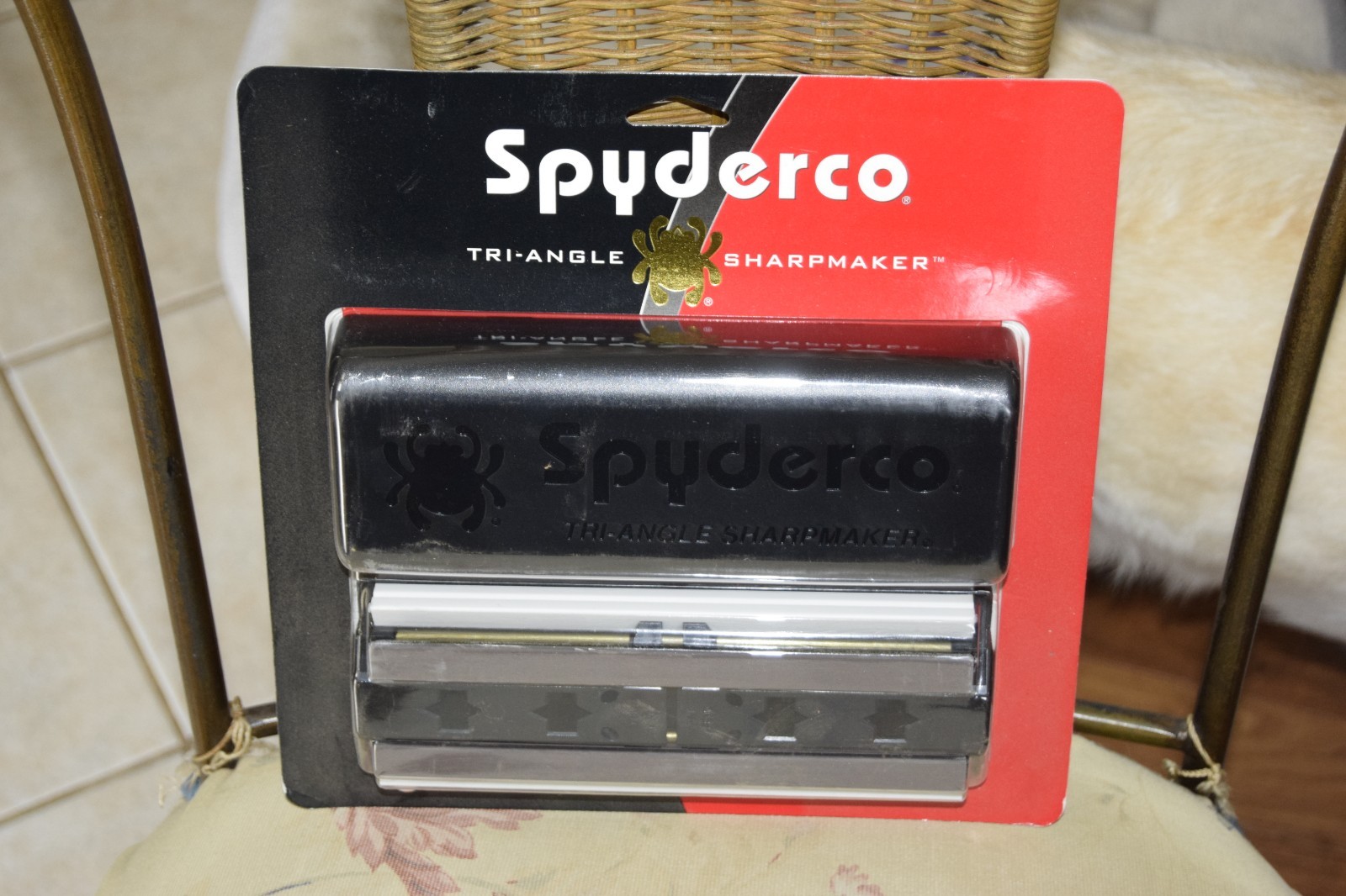 New Spyderco Tri-Angle Sharpmaker Blade Knife Sharpening System Fine Med Grit