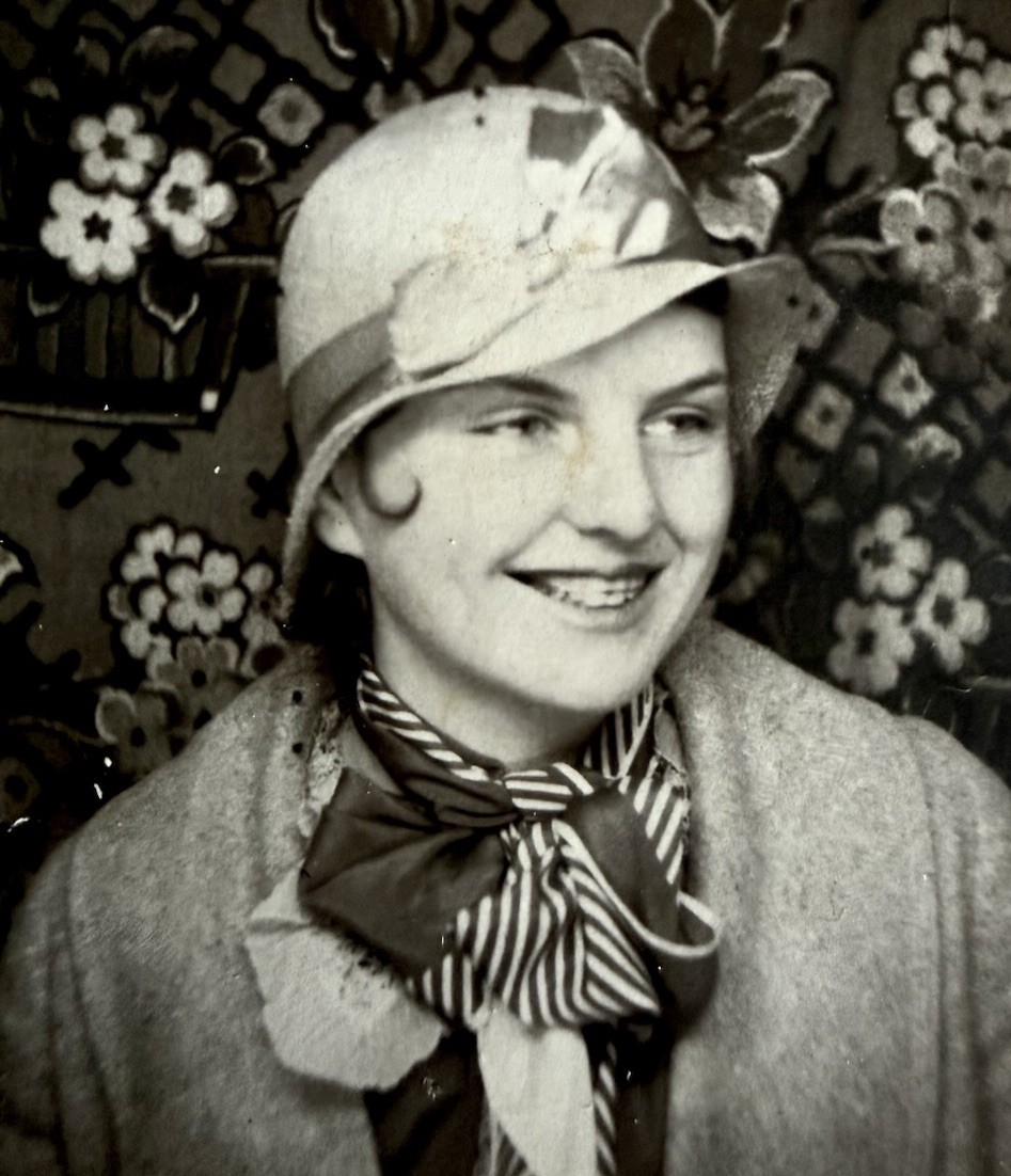 Vintage 1940s Photo Booth Pretty Girl Hair Curl Fashionable