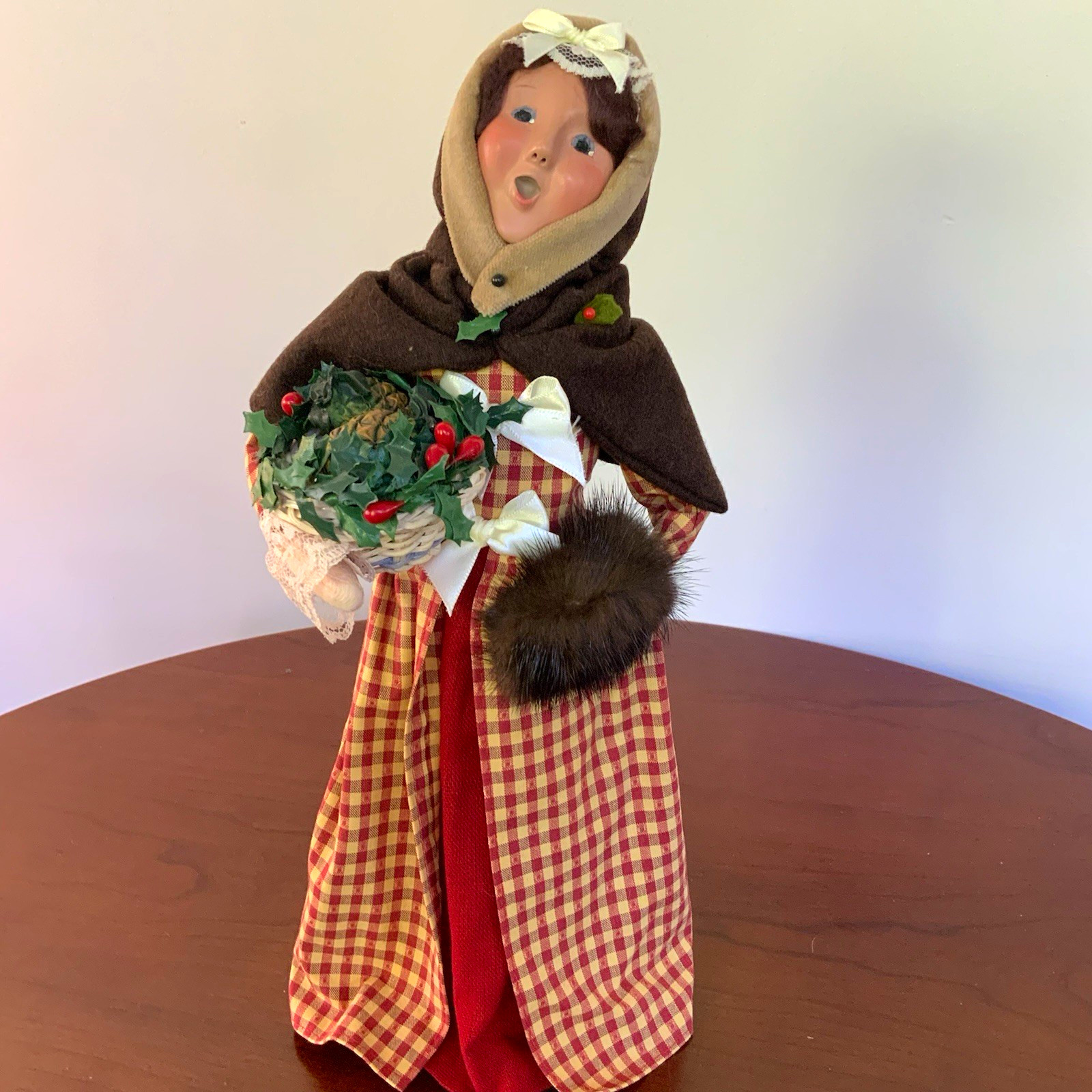 BYERS CHOICE Colonial Williamsburg Caroler Christmas Woman Fur Muff + Holly 2009