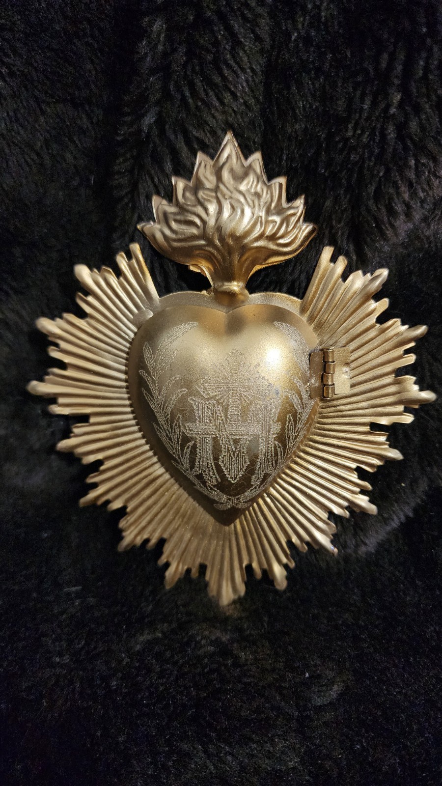 adorns of the Sacred Heart of Jesus  4 in × 5 in.