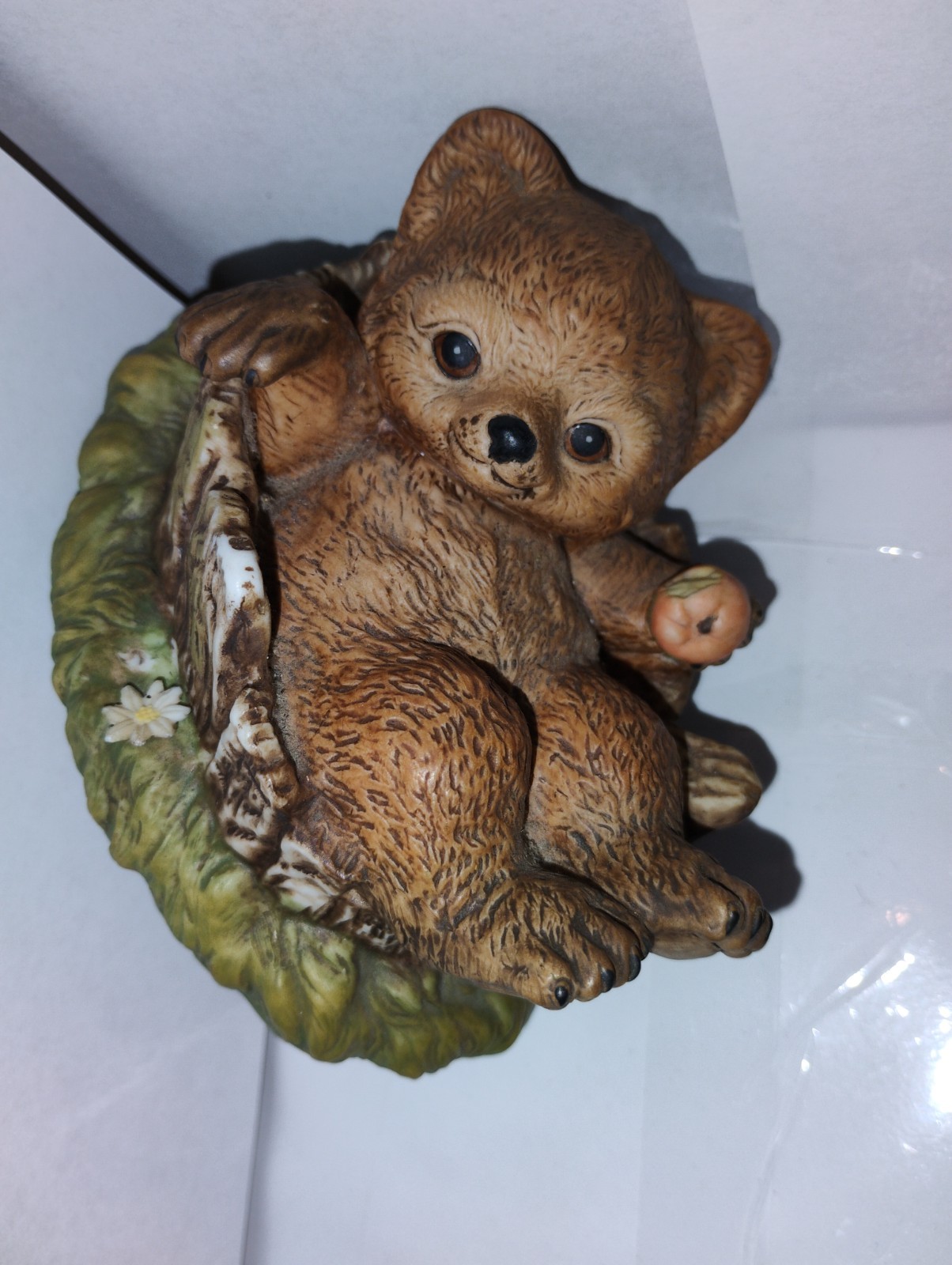HOMCO 1986 Masterpiece Porcelain Bear Cub in Tub Tree Stump Figurine Adorable 